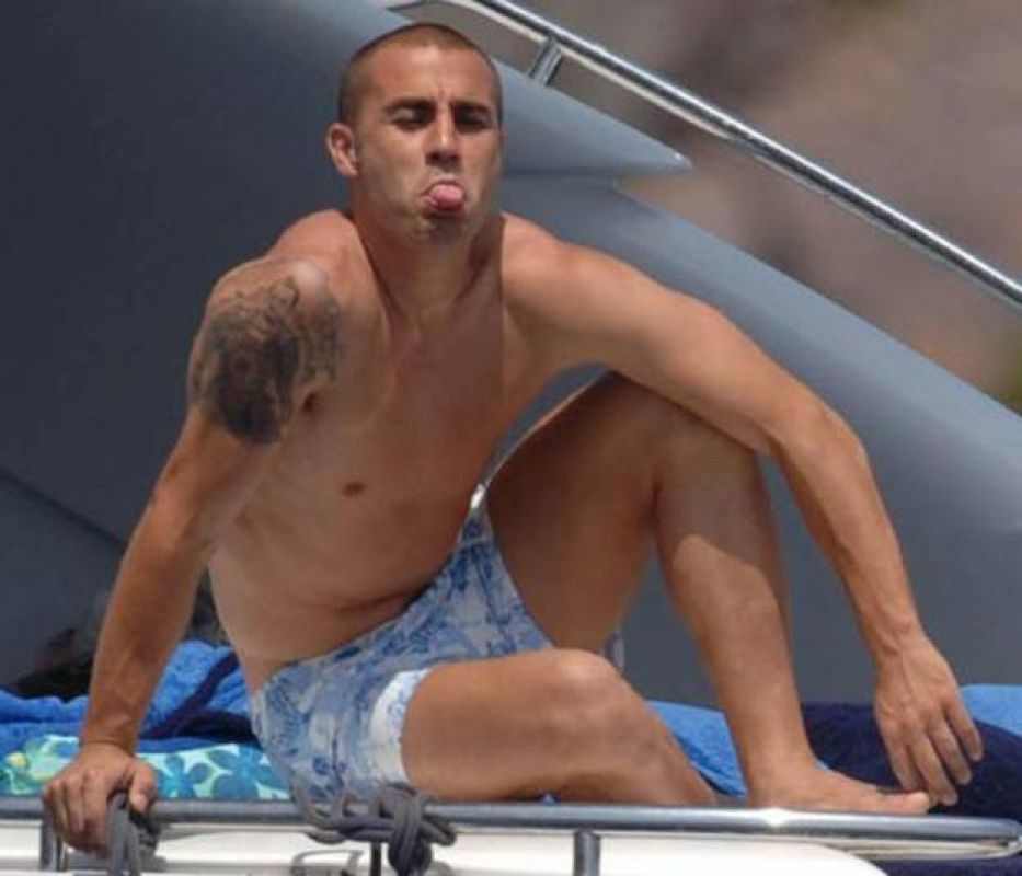 El ex jugador madridista, Cannavaro, en su barco luciendo su tatuaje de samurai que significa hombre de guerra, fuerza y velocidad.