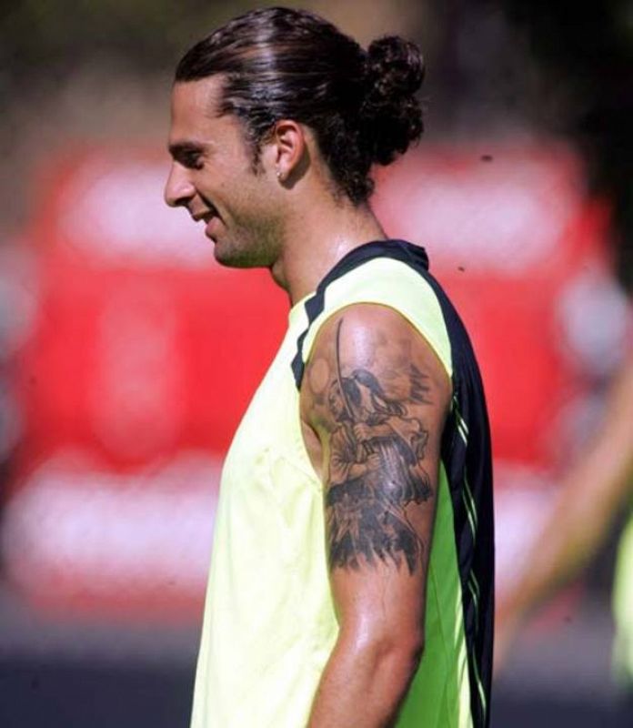 Thiago Motta muestra su tatuaje de samurai en el brazo izquierdo el cual simboliza fuerza y ferocidad.