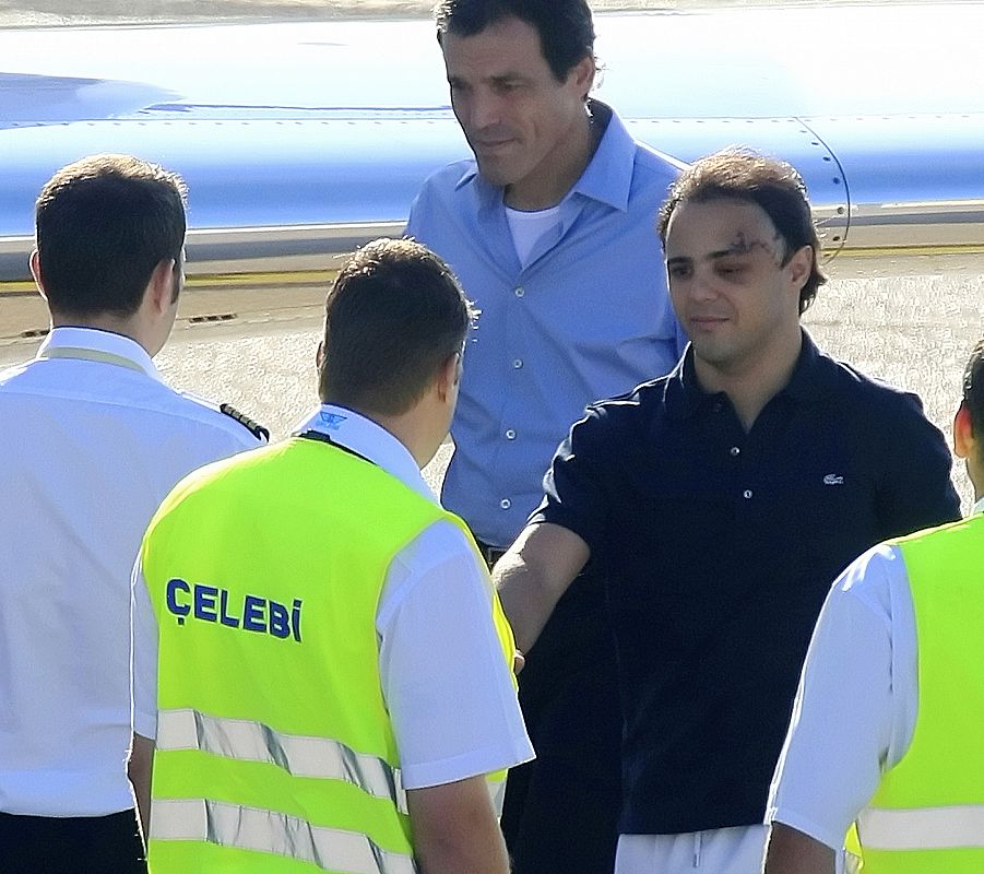 Massa saluda a los miembros de la tripulación del avión antes de salir de Budapest.