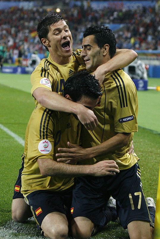 Spain's Guiza celebrates his goal with team mate during Euro 2008 semi-final against Russia in Vienna