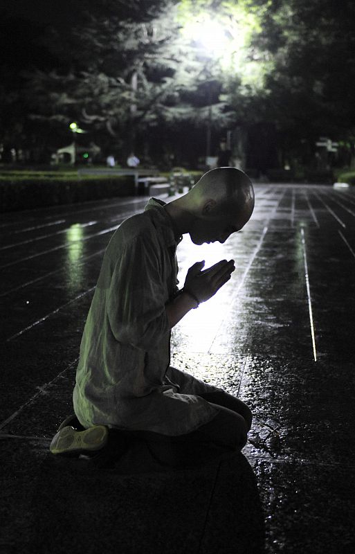 RESIDENTES DE HIROSHIMA RINDEN HOMENAJE A LAS VÍCTIMAS DE LA BOMBA ATÓMICA