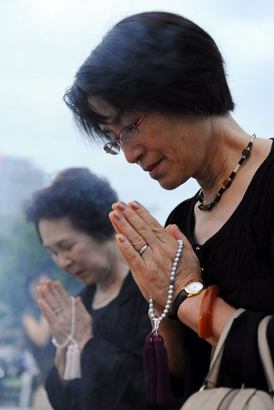 RESIDENTES DE HIROSHIMA RINDEN HOMENAJE A LAS VÍCTIMAS DE LA BOMBA ATÓMICA