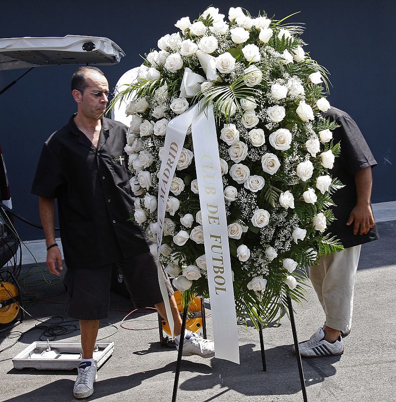 Llegada de la corona de flores enviada por el Real Madrid a la capilla ardiente.