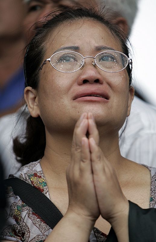 Una mujer reza por su familia