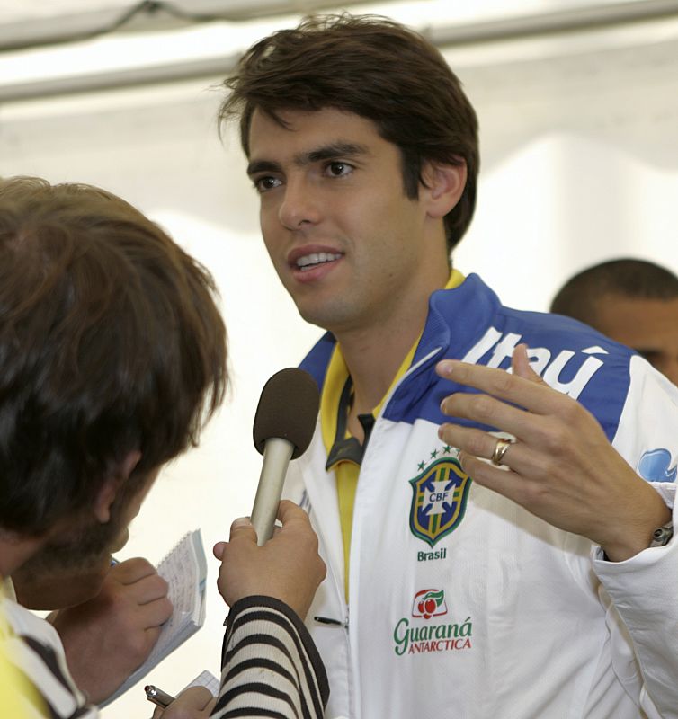 Kaká contestando a un periodista al llegar al entrenamiento con la selección brasileña en Tallin.