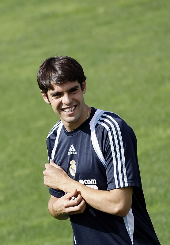 Kaká sonriendo durante un entrenamiento con su nuevo equipo, el Real Madrid.