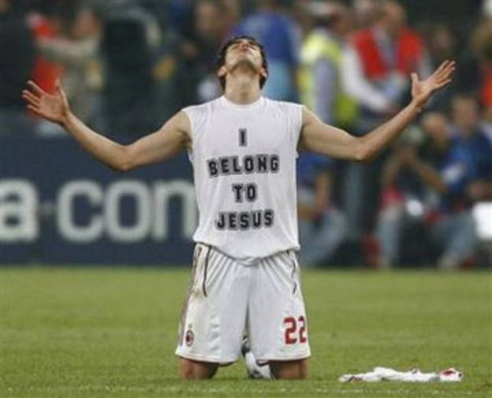 Kaká celebrando el campeonato de liga y mostrando en su camiseta un mensaje que dice "yo pertenezco a Jesús" con referencia a sus creencias.