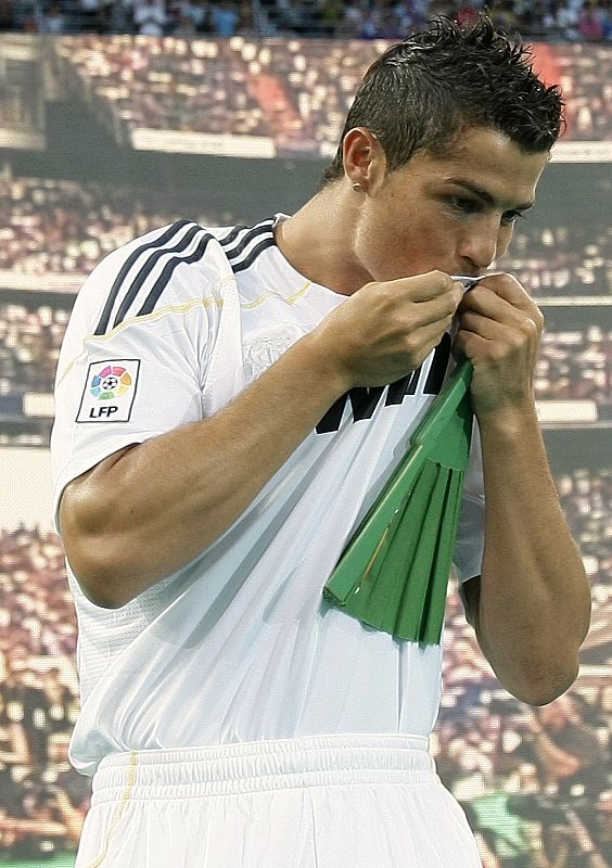 Presentación en el Santiago Bernabeu  con la camiseta del Real Madrid