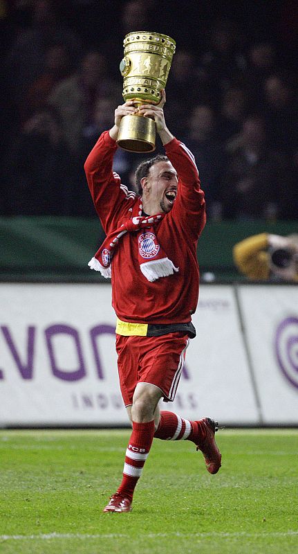 Ribery levantando el trofeo de campeón de la copa de Alemania