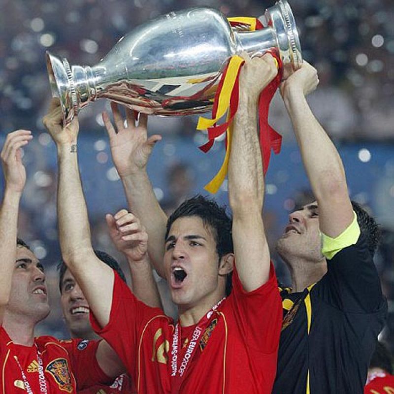 Cesc levanta la Eurocopa junto a Casillas