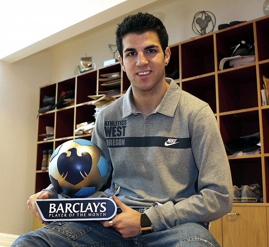 Cesc Fabregas posa con el trofeo al mejor jugador del mes de enero de la Premier