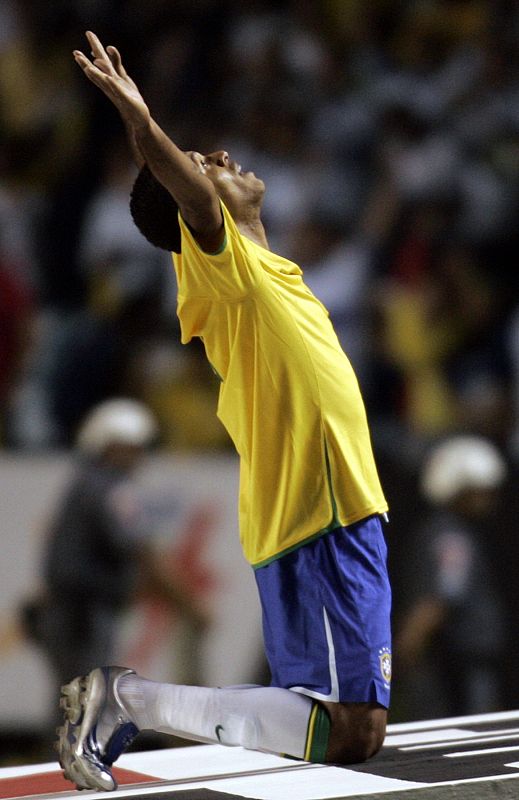 Luis Fabiano celebra un gol a Uruguay en un partido clasificatorio para el Mundial de 2010.