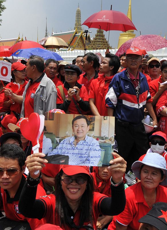 UNOS 20.000 MANIFESTANTES PIDEN EL PERDÓN REAL PARA SHINAWATRA