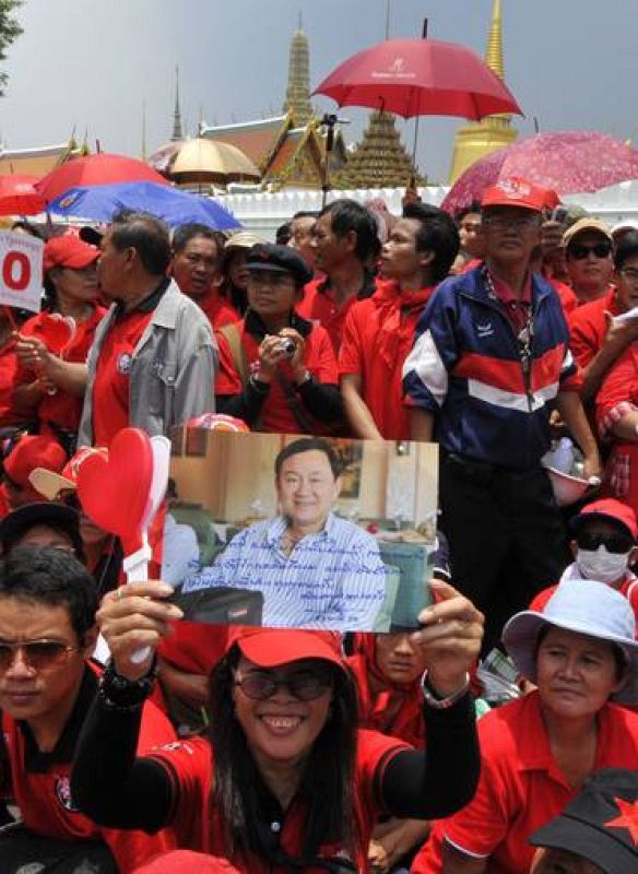 UNOS 20.000 MANIFESTANTES PIDEN EL PERDÓN REAL PARA SHINAWATRA