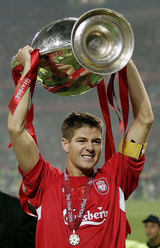 El capitán, Gerrard, levanta la copa de la Champions League el 25 de mayo del 2005 en Estambul