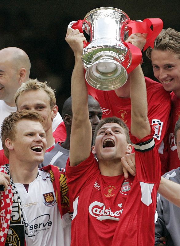 El capitán levanta la FA Cup de 2006 en Cardiff