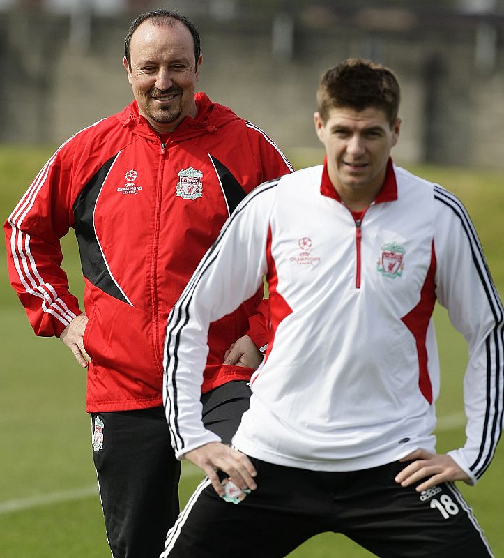 Su entrenador Rafa Benitez considera a Gerrard indispensable en los 'reds'