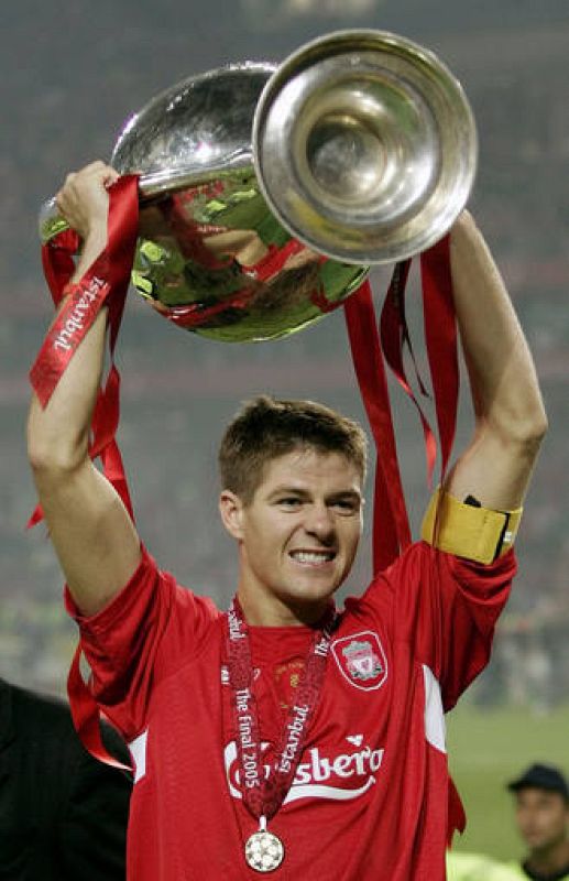 El capitán, Gerrard, levanta la copa de la Champions League el 25 de mayo del 2005 en Estambul