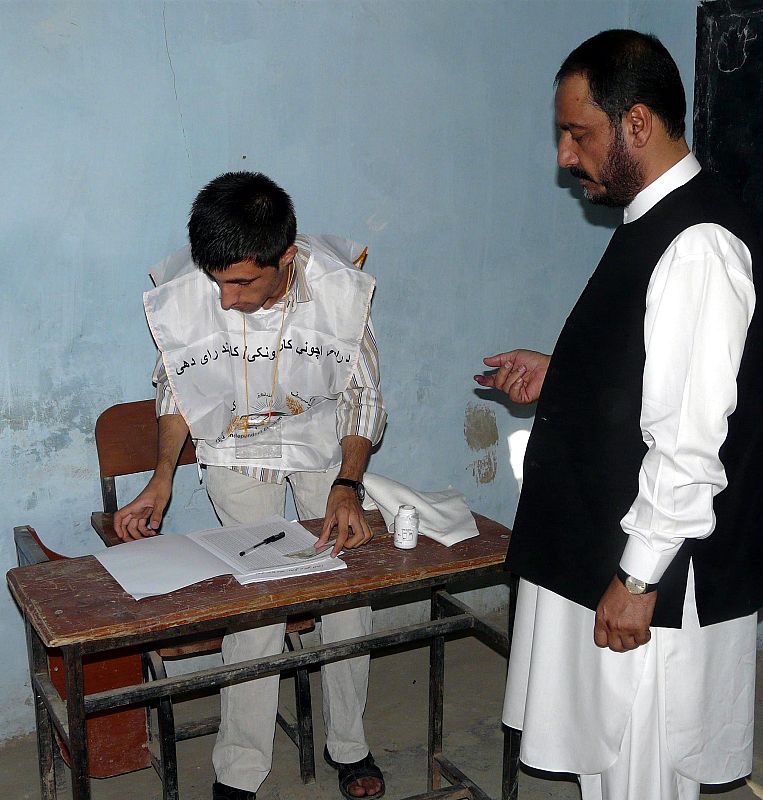 ABREN LOS COLEGIOS ELECTORALES EN LAS ELECCIONES AFGANAS