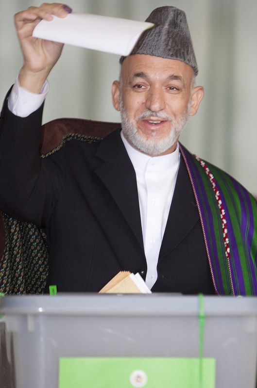 EL PRESIDENTE AFGANO HAMID KARZAI DURANTE LA CELEBRACIÓN DE LAS ELECCIONES NACIONALES