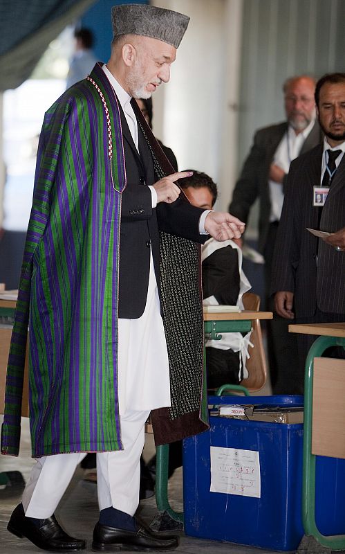 EL PRESIDENTE AFGANO HAMID KARZAI DURANTE LA CELEBRACIÓN DE LAS ELECCIONES NACIONALES