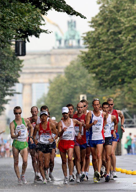 El atleta español Jesús Ángel García Bragado junto al resto de favoritos en los primeros compases de la prueba de los 50km marcha del Mundial de Atletismo Berlin2009 que se disputa en la emblemática calle Unter den Linden y la puerta de Brandemburgo.