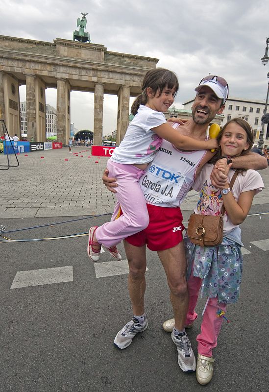 Jesús Angel García Bragado con sus hijas Maria de 9 años y Amelia de 7, tras conseguir la medalla de bronce de los 50km marcha del Campeonato del Mundo de Atletismo que se está disputando en Berlin.