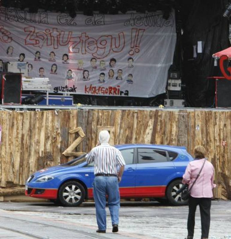 Una caseta de fiestas con nuevas fotos de presos hoy en el Arenal de Bilbao dentro de la semana de fiestasN MANIFESTACIÓN