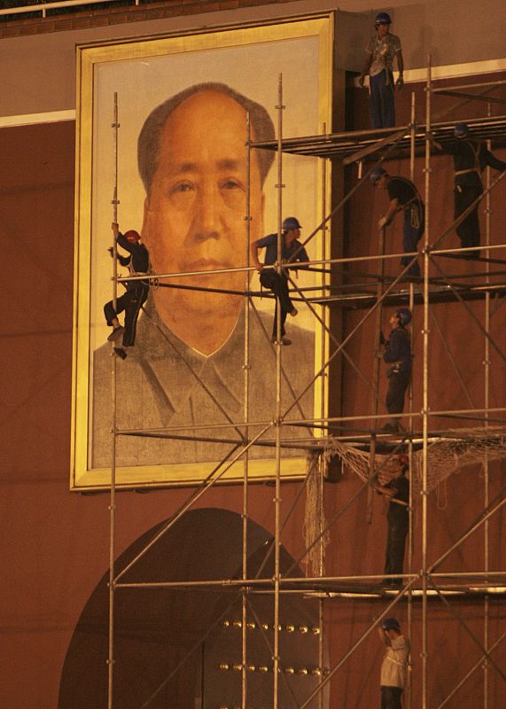 Trabajadores instalan andamios en la plaza de Tiananmen frente a la vigilante mirada de Mao. Comienzan las obras de rehabilitación de esta mítica plaza, en los preparativos del 60 aniversario del regimen comunista chino, que se celebra el próximo oct