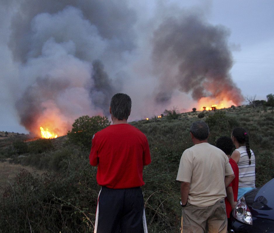 INCENDIO INCONTROLADO QUEMA ENCINA Y MONTE BAJO A DOS KILÓMETROS DE SERRADILLA DEL ARROYO