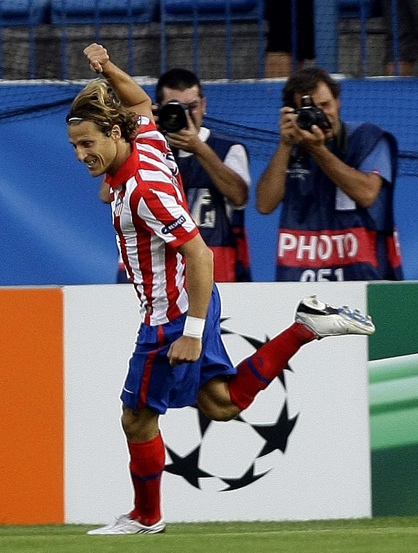 Diego Forlán celebra el primer gol del Atlético de Madrid frente al Panathinaikos.