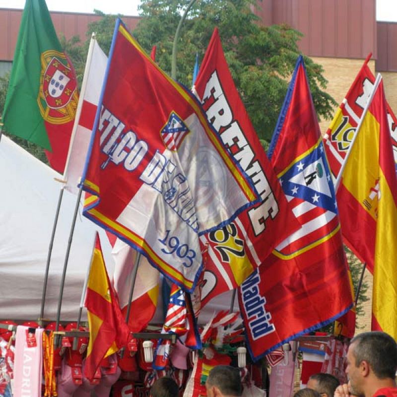 Gran ambiente en los alrededores del Calderón para vivir la noche de Champions.