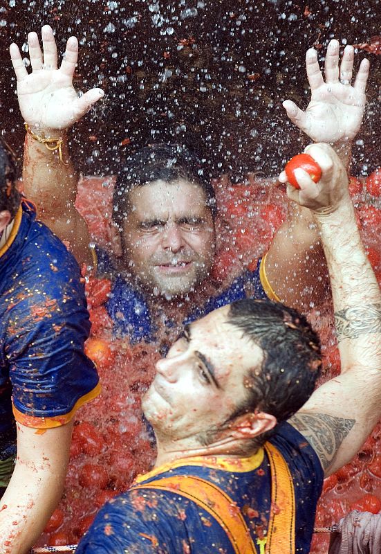 Comienza la tradicional guerra a tomatazos.