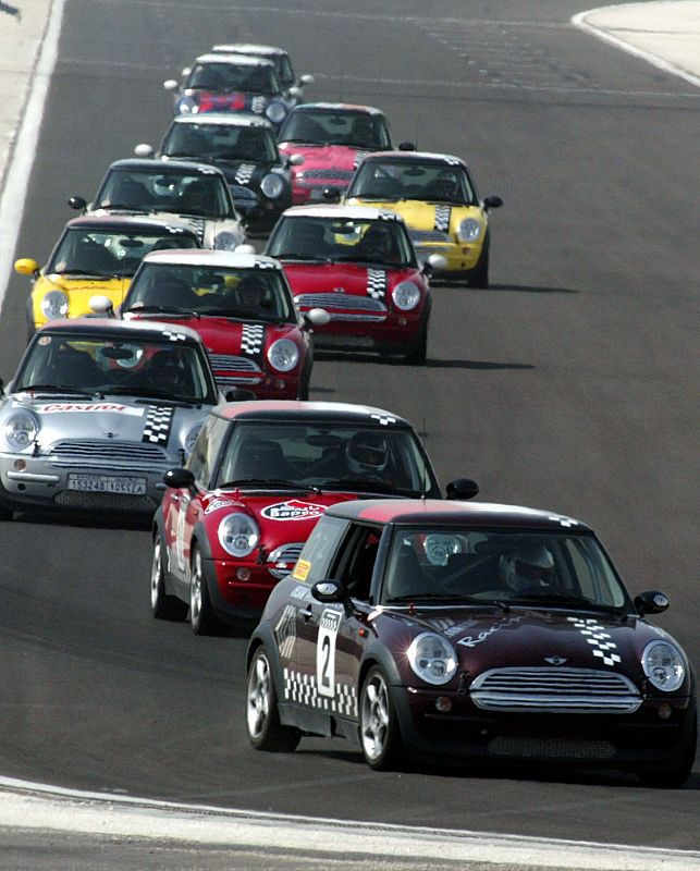 MINIS APPROACH THE FIRST TURN IN THE MIDDLE EAST MINI CHALLENGE.