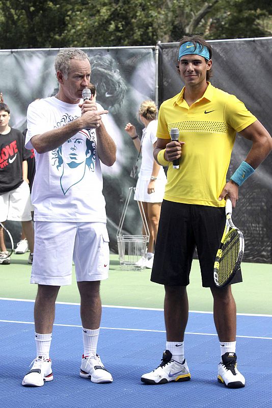 Nadal conversa con McEnroe, todo un ídolo del tenis, que será este año también comentarista en el US Open.