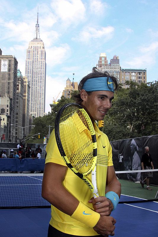 Nadal posa con su nueva equipación con el eficicio Chrysler al fondo, en pleno Broadway.