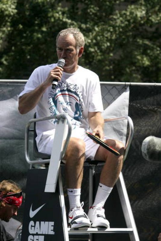 John McEnroe también participó, y se sentó incluso en la silla del árbitro, él que tantas veces discutía con ellos durante su carrera profesional.
