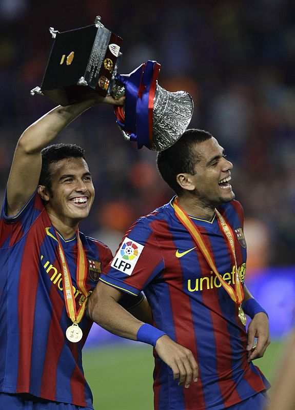 Pedro bromea con Dani Alves tras ganar la Supercopa de España