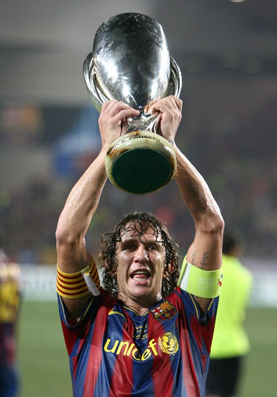 Como capitán del Barça, Puyol ha repetido el gesto de levantar un trofeo cinco veces en el año 2009.