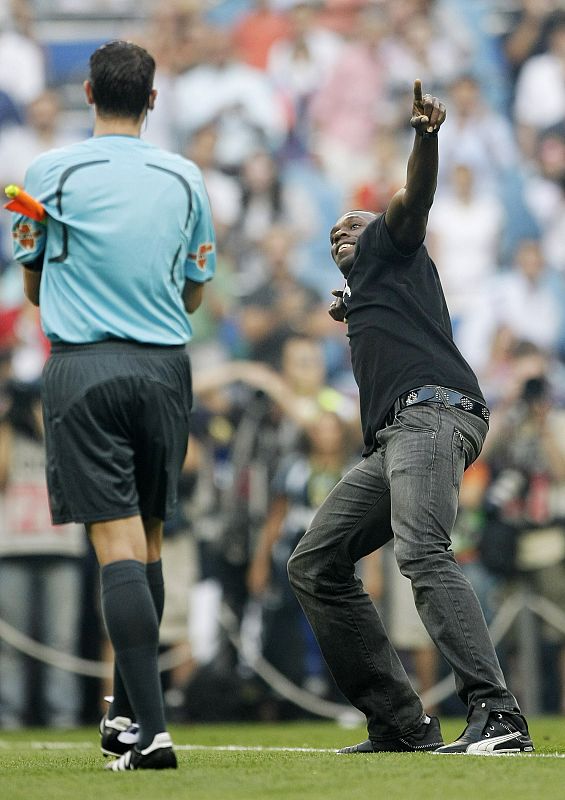 Después de sacar, Bolt regaló a la concurrencia su célebre gesto del arquero, con el que celebra sus triunfos en la pista de atletismo.