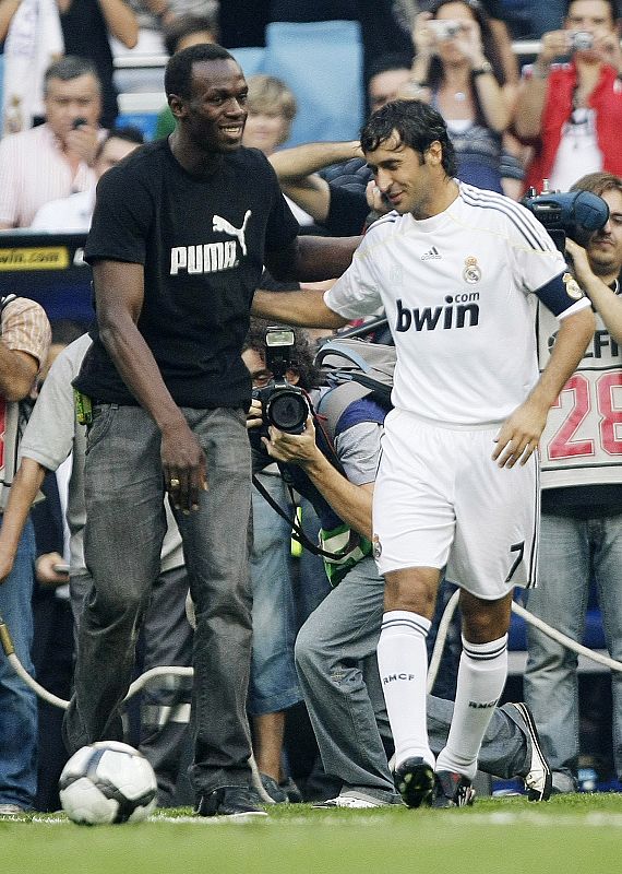 Bolt habla con Raúl antes de realizar el saque de honor. El capitán madridista también acompañó a la atleta palentina Marta Domínguez, campeona del mundo de 3.000 metros obstáculos, en el saque de honor del Trofeo Santiago Bernabéu.
