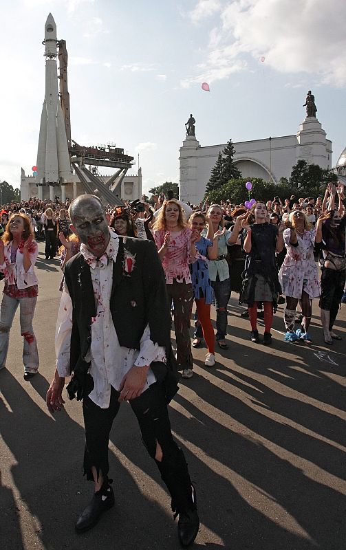 HOMENAJE DE FANS RUSOS EN EL DÍA EN EL QUE MICHAEL JACKSON HABRÍA CUMPLIDO 51 AÑOS