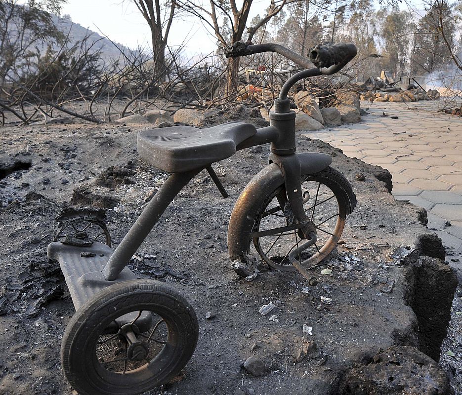 Un triciclo, totalmente calcinado tras el paso del fuego.