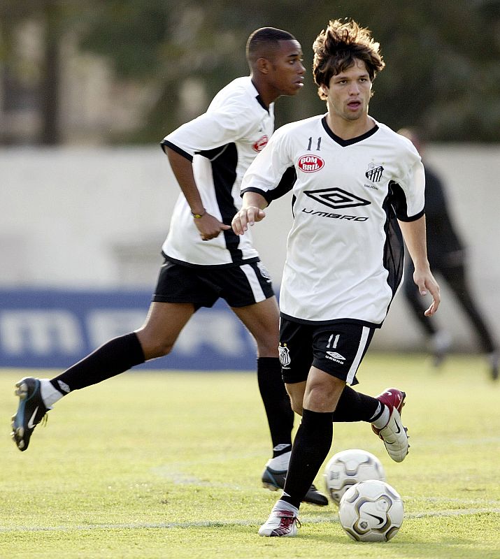 Diego comenzó su carrera en el Santos, donde debutó a los 16 años
