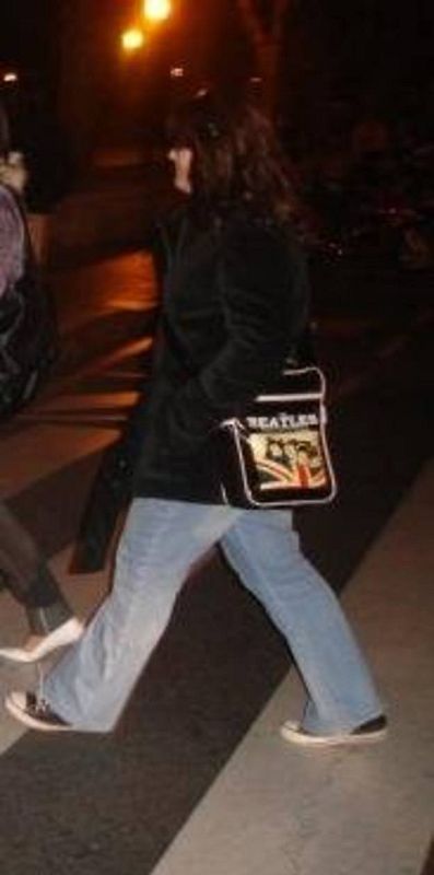 Una fan de los Beatles cruzando la calle