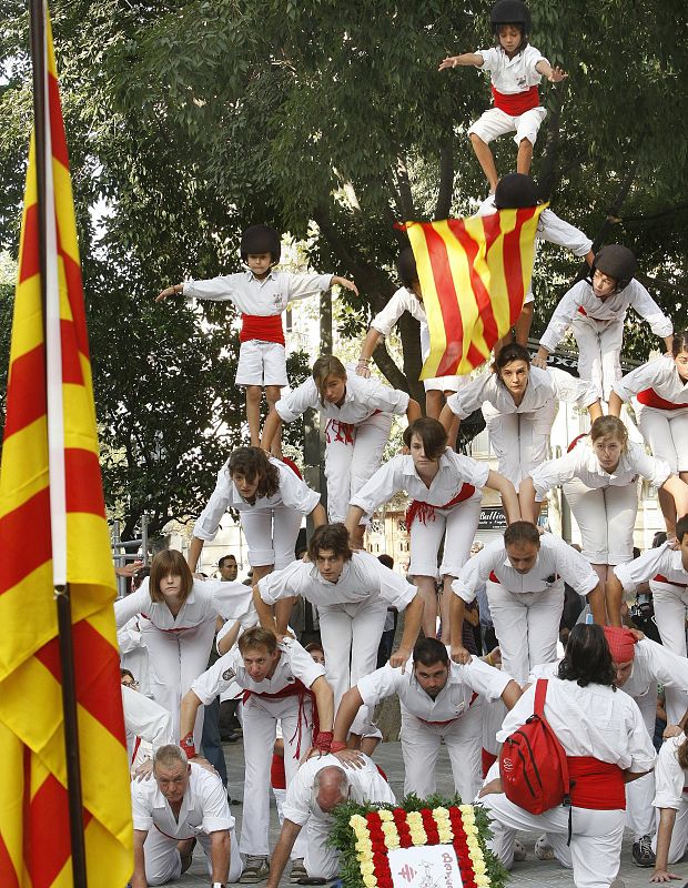 Los Falcones de Barcelona durante la ofrenda floral.