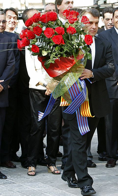 El presidente del FC del Barcelona, Joan Laporta, durante la ofrenda floral en el monumento de Rafael Casanovas.