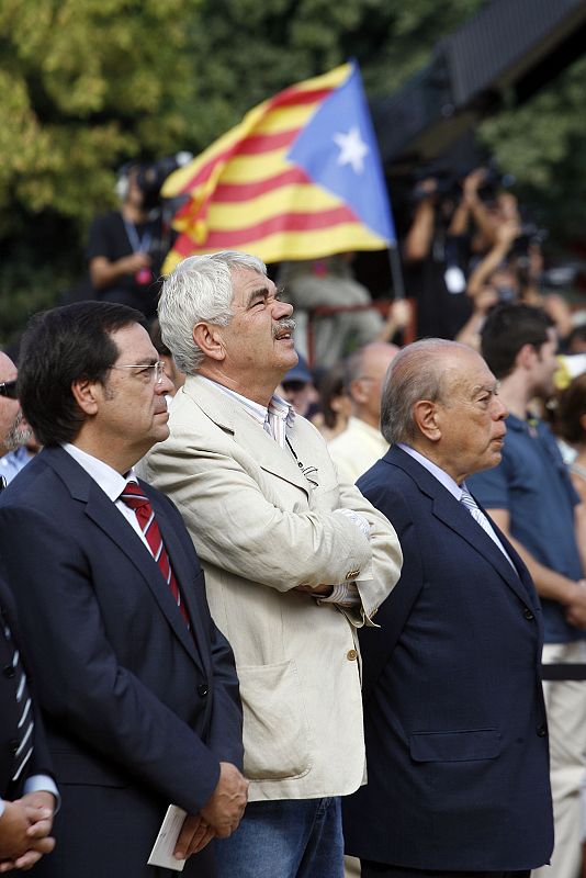 Los ex presidentes de la Generalitat Pasqual Maragall y Jordi Pujol, junto al delegado del Gobierno en Cataluña, César Rangel.