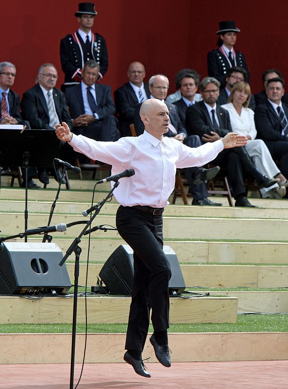 El coreógrafo y bailarín Cesc Gelabert baila una sardana durante el acto institucional en el parque de la Ciutadella.