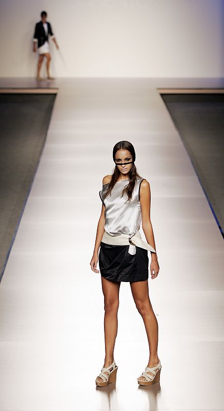 En los diseños de la colección de Bohento abundan los tejidos ligeros que dibujan el contorno de los modelos.